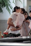 賈乃亮一家甜蜜現(xiàn)身 李小璐跪地為甜馨扎小辮