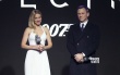 《007：幽靈黨》首映 克雷格合影粉絲燃爆全場
