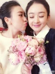 趙麗穎參加表妹婚禮獲捧花 與新娘合影賣萌獲贊