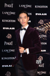 男星黄河微笑亮相 身材高挑绒面西装显低调优雅
