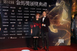 男星黄河微笑亮相 身材高挑绒面西装显低调优雅