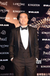 陈奕迅携《华丽上班族》现身 罗大佑潇洒挥手