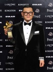 白只斩获最佳男配角 后台亲吻金马奖表情呆萌