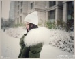 李小璐與甜馨雪天堆雪人 母女打扮時髦稱閨蜜