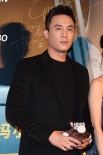 《坏蛋必须死》首映红毯 葛优亮相赞冯小刚全能