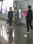 劉亦菲遭瘋狂男粉絲獻(xiàn)花 欲攔車示愛致保安出動(dòng)