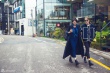 高圓圓漫步韓國街邊 輕松愜意展文藝范兒穿搭