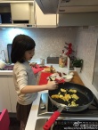 萌娃夏天動手做早餐 炒蛋姿勢專業(yè)被封小廚娘