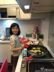 萌娃夏天動手做早餐 炒蛋姿勢專業(yè)被封小廚娘