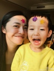 姚晨曬照愛子坐窗前玩耍 母子倆貼小花開心大笑