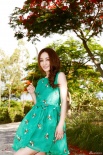 姚笛曝自然唯美写真 目光如水秀美腿灵动脱俗