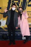 《擦枪走火》首映 喻恩泰携娇妻观影审核激情戏