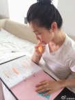 太敬業(yè)！李冰冰躺病床讀劇本 全英文筆記獲贊