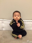张震首晒女儿正面照 小脸肉嘟嘟盘腿打坐显呆萌