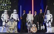《星球大战7》赴日宣传 黛西红毯搞怪R2-D2现身