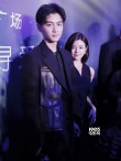 陈妍希陈晓求婚后首亮相 穿情侣装亲密合体捞金