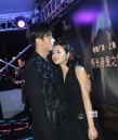 陳妍希陳曉求婚后首亮相 穿情侶裝親密合體撈金