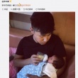 歐弟抱著新生女兒打游戲：歐爸開啟宅男模式了
