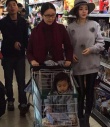 李小璐和妈妈、女儿逛超市 甜馨外婆颜值爆表