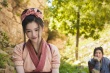 杨子姗《万万没想到》新剧照 手持锅铲山中搞怪
