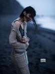 奚梦瑶赴冰岛海岸拍时尚大片 演绎高冷沉静之美