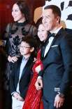 《葉問3》香港首映禮 甄子丹一家四口走紅毯