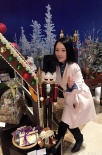 少女心！杨钰莹晒与饼屋合影萌照：愿望实现了