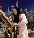 少女心！杨钰莹晒与饼屋合影萌照：愿望实现了