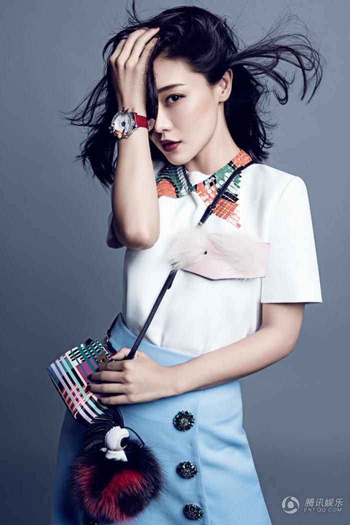 邓家佳杂志时尚大片曝光 秀长美腿显活力十足