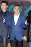 《毛驴县令》剧组亮相红毯 潘长江亲切挥手致意