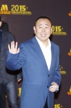 《毛驴县令》剧组亮相红毯 潘长江亲切挥手致意