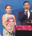 娛樂大亨周焯華與“小三”返港 二人牽手回豪宅