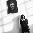 徐静蕾晒出黑白写真 盘腿坐沙发变身文艺摄影师