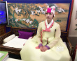 周海媚赴韩外景拍摄 身着艳丽民族服饰霸气外露