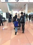 張柏芝帶兒子游日本 母子三人逛商場背影有愛