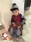杨云晒杨阳洋萌照 “戴”圣诞帽抱小狗嘟嘴搞怪