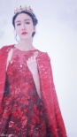 婁藝瀟雪中紅裙寫真露事業(yè)線 演繹浪漫美艷女王