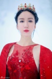 娄艺潇雪中红裙写真露事业线 演绎浪漫美艳女王
