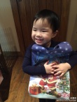 黄奕与女儿圣诞树下留影 女儿怀抱礼物开心甜笑