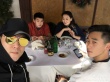 林依輪一家海外度假 長子林子濠合影“小雀斑”