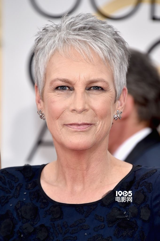 "恐怖片女王"杰米·李·柯蒂斯亮相 深蓝长裙优雅