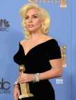 Gaga获迷你剧类最佳女主难掩激动 后台亲吻奖杯