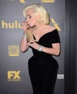 Lady Gaga一袭黑裙亮相派对 热吻奖杯难掩激动
