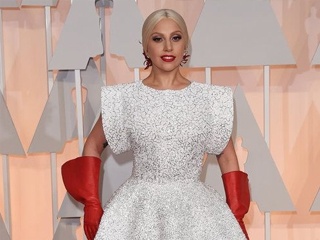 Lady GaGa白色礼服现身似洗碗工