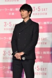《水手服與機(jī)關(guān)槍》東京首映 橋本環(huán)奈霸氣握槍