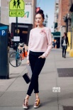 小章子怡清新亮相時裝周 GaGa變金發(fā)吻女伴酥胸
