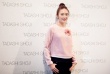 小章子怡清新亮相時裝周 GaGa變金發(fā)吻女伴酥胸
