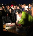 《微微》井柏然杀青帅气切蛋糕 Angelababy甜笑
