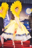 Angelababy与粉丝庆27岁生日 黄晓明送慈善大礼