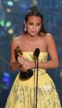 艾丽西亚·维坎德斩获最佳女配 登台领奖难掩激动
